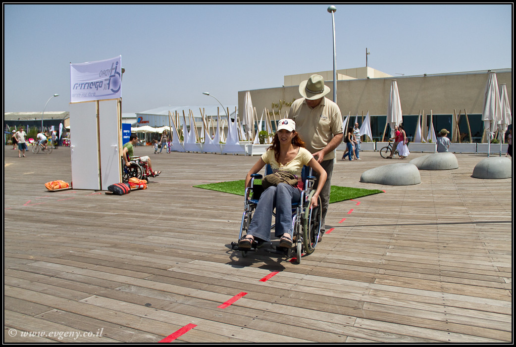 LookAtIsrael.com: Дома изнутри: ...и еще вопрос кто из нас неполноценен... (foto israel фото тель авив порт дома изнутри )