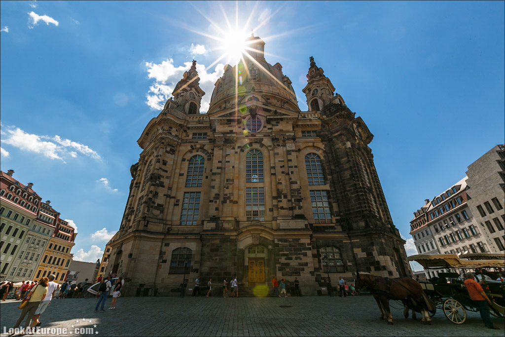 Темные кирпичи в стене это камни оригинальной церкви Богородицы до разрушения бомьежкой