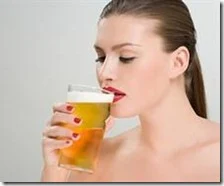 Una donna beve una birra