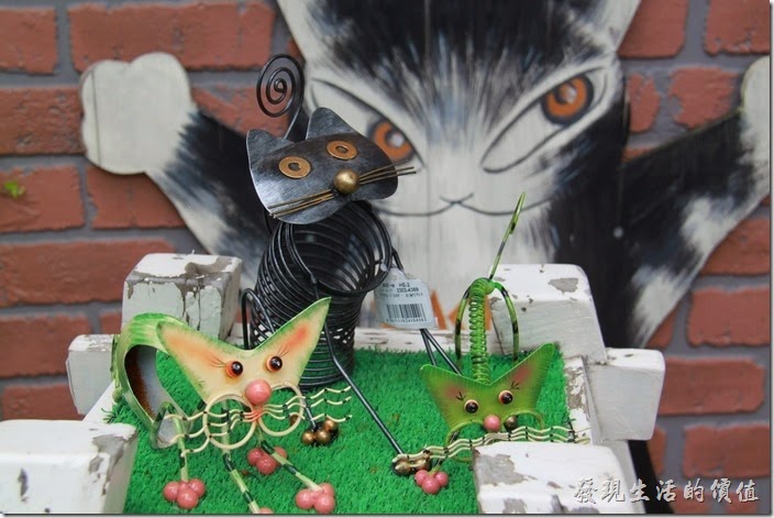 日本北九州-由布院街道。貓咪造型的鐵絲藝術作品。