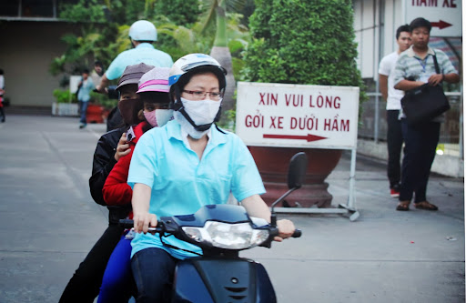 Các tình nguyện viên đưa các em đến trường thi