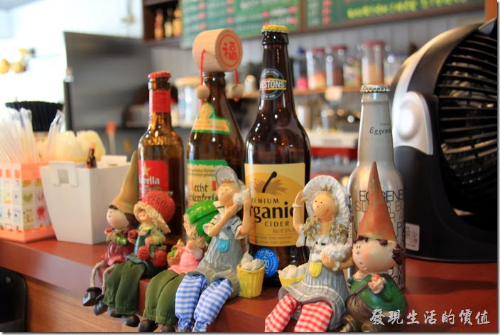 台南的【帕里諾】的櫃台前坐著許多可愛的人偶。