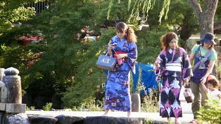 31. Turiste in kimono.JPG