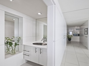baño-moderno-blanco-griferia-diseño baño-moderno-blanco-griferia-diseño