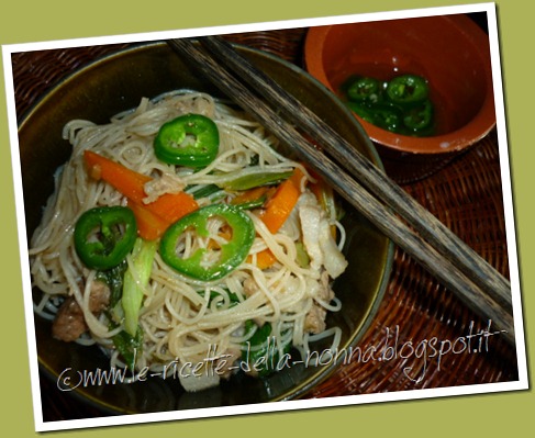 Vermicelli di riso saltati con maiale, verdure, zenzero e peperoncino verde piccante (13)