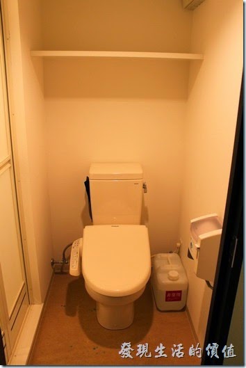 【博多祇園Hotel東名inn】客房內的免治馬桶，廁所的空間真的很小。 