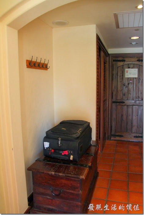 花蓮-理想大地渡假村(房間)。一進們的地方就有個行李置物櫃，這個櫃子好像古時候的藏寶箱喔！記得以前祖母家也有一個類似的耶！
