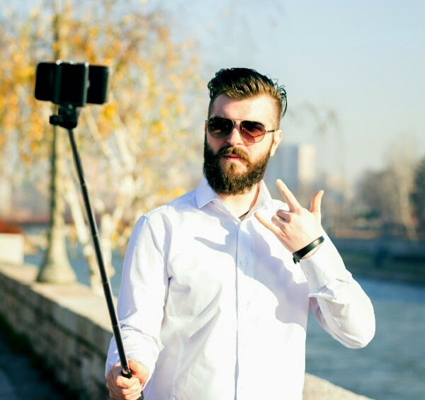 selfie-stick-hipster.jpg