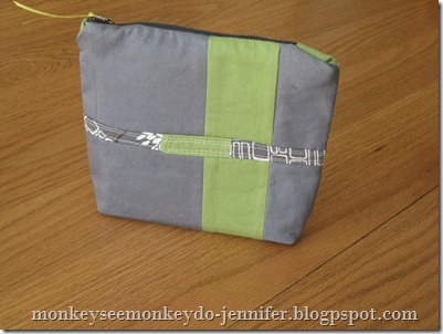 zipper pouch with interfacing and quilted strip (1)