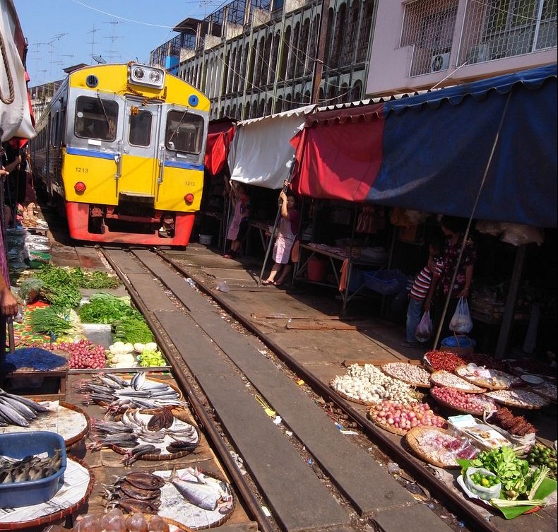 maeklong-train-market