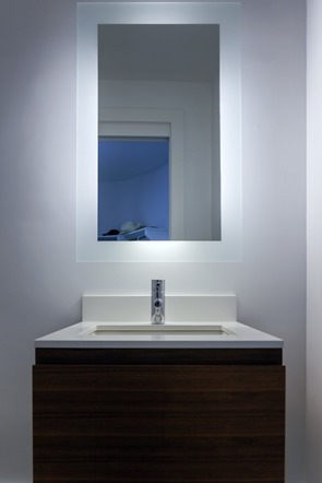 Reforma en vivienda / Altius Architecture lavabo-minimalista-con-espejo-retroiluminado