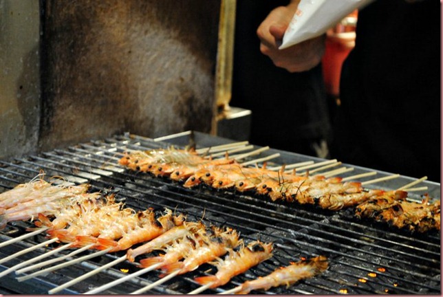 grill prawn at fengchia night market