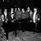 Années 70, sur la scéne du théâtre de Bayonne, Eñaut la main posée sur l'épaule d'un autre grand chanteur Xabier Lete