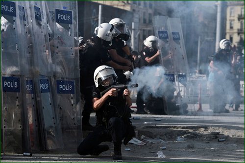 Турецкая полиция разгоняет протестующих