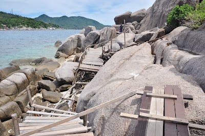 Le chemin n'a pas résisté à la mer (la déviation passe sur le gros rocher en face de nous. DSC_0360.JPG