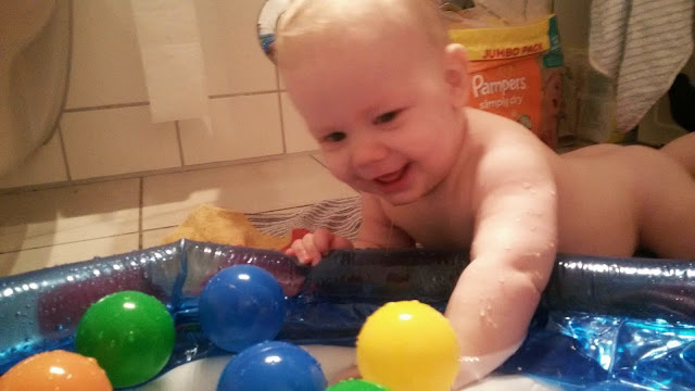 Paulchens Blog: Im Bad ein Bad im Bällchen-Bad (mit Wasser! )