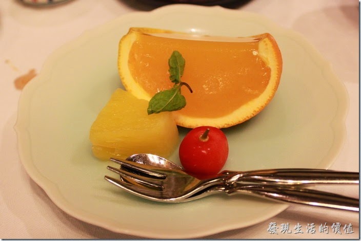 日本北九州-由布院-彩岳館晚餐。12.甜點─柳橙果凍以及番茄和鳳梨，漂亮又美味。