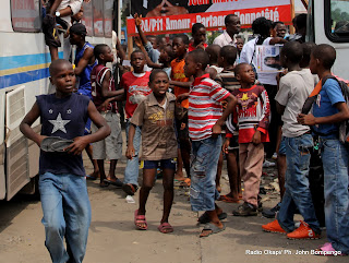 Des enfants le 20/11/2011 à Kinshasa, lors de la campagne électorale d’un candidat aux élections de 2011 en RDC. Radio Okapi/ Ph. John Bompengo