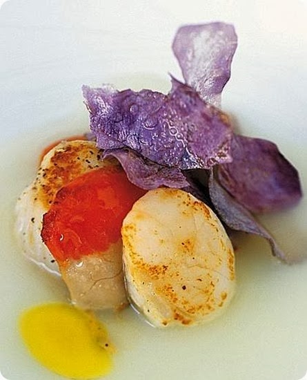 Cappasanta bruschettata con zuppa al limone e patate violette di Godia