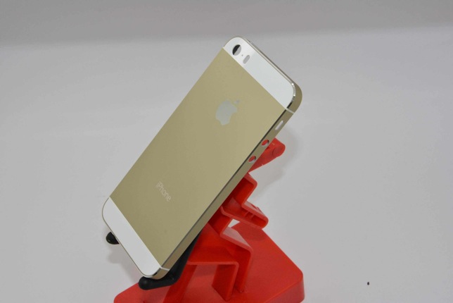Champagne Apple iPhone 5S surfaces  1