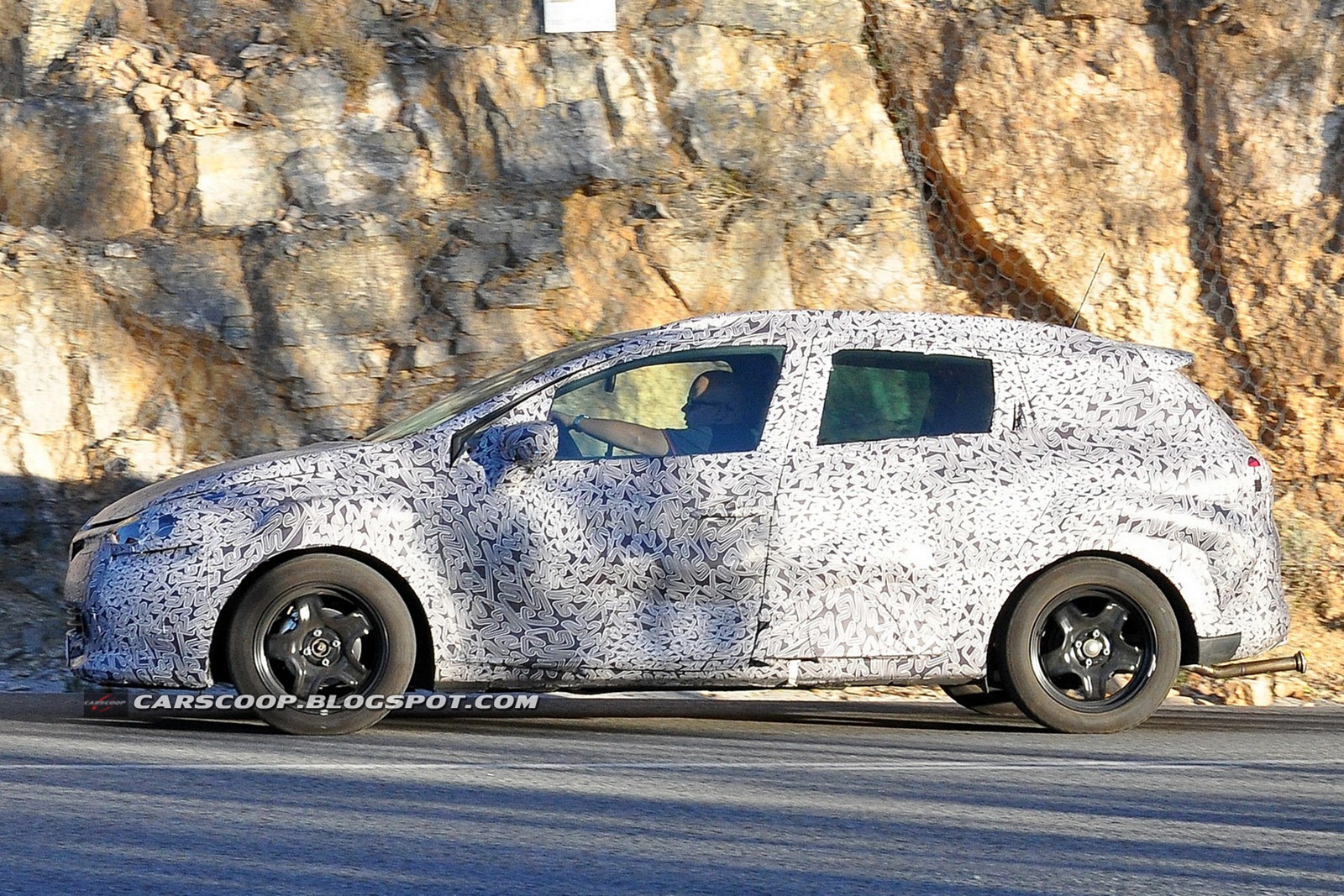 [2013-Renault-Clio-Sports-Tourer-4%255B4%255D.jpg]