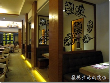 惠州-康帝國際酒店。早餐用餐的餐廳，比較特別的是這裡的椅子椅背全部都用了鑄鐵刻劃出樹葉的圖案，這可能有一定的含意。