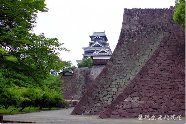 日本北九州-熊本城。好不容易可以看到熊本城的天守閣了，但還好一大段的距離。這張照片也正好可以表現出熊本城內「兩樣石牆」的建築風格。照片最右邊深色的石牆是熊本城年代最久遠的石牆，坡度較緩；隨著技術的革新與進步，左邊顏色較淺石牆可見其坡度明顯便陡了，可以看得出來是後來加蓋的。石牆的年代差別也可以在大小天守閣的石牆上發現。