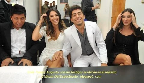 Civil- Yana y Augusto con sus testigos se ubican en el registro.JPG