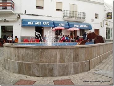 Conil. Fuente en plaza de la Puerta de la Villa - P2280756