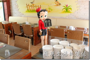 台南新營-華味香鴨肉羹。餐廳內有多個卡通造型的女侍，但我忘記其名字了。