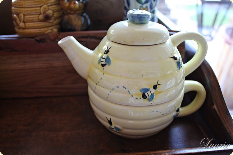 bees tea pot