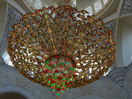Obiective turistice Abu Dhabi: candelabru moschee