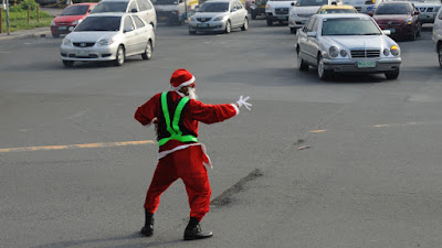 Santa điều khiển giao thông ở Manila