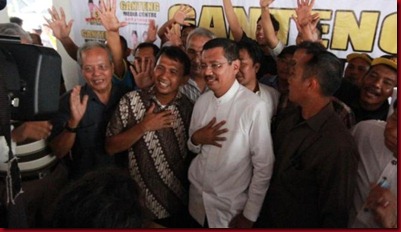Pasangan cagub Gatot Pujo Nugroho dan Tengku Erry merayakan kemenangan