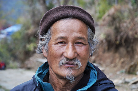 Trekking in Himalaya: Portret de nepalez