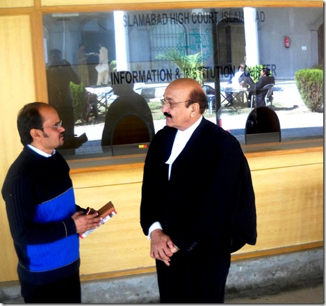 Shamim talking to Rimsha's lawyer Abdul Hameed Rana in Islamabad High Court (IHC)