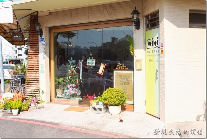 台南mini coffee的外觀，座落來一棟四層樓民宅的一樓。