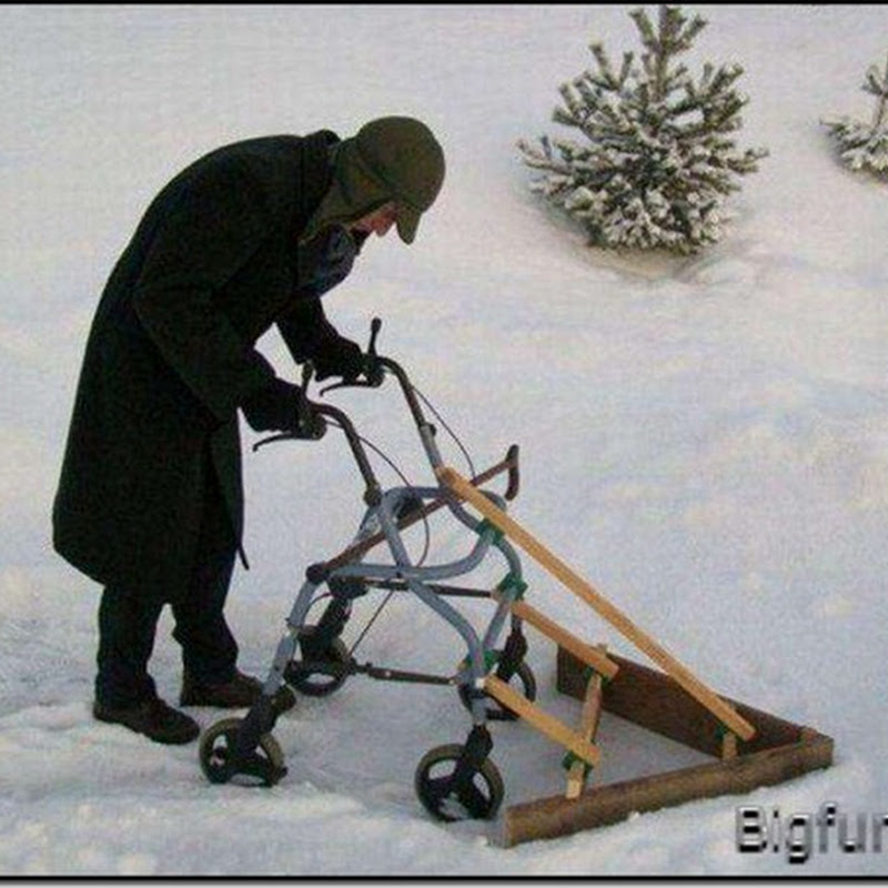Ingenioso abuelo con andador por la nieve