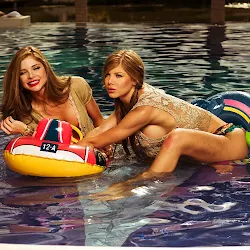Angelica Jaramillo y Sofia Jaramillo Desnudas En Cinema + Angelica Jaramillo y Sofia Jaramillo Desnudas En Cinema + Foto 9