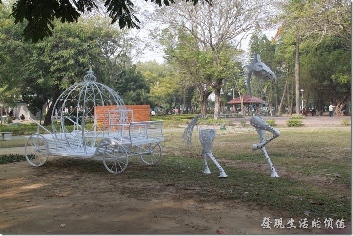 今年2014台南中山公園的百花祭正在如火如荼的準備中，工作熊這兩天抽空逛了一趟台南公園，發現今年的百花祭為了配合「馬」年的到來，公園內出現了白色的「幽靈馬車」，這個晚上看不明究理的人應該會覺得毛毛的吧！