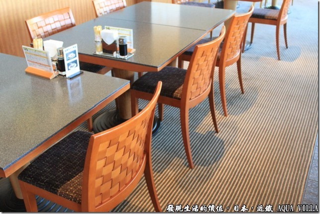 日本伊勢志摩市的近鐵水上別墅飯店(Hotel Kintetsu Aquavilla Ise-Shima)，飯店自助餐廳內的椅子使用藤編，與其陰影交錯的建築物相呼應。