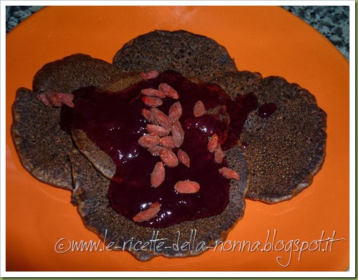 Mini pancakes vegan al cacao con gelatina di ribes e bacche di goji (8)