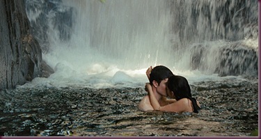 Edward-and-Bella-kissing-under-waterfalls