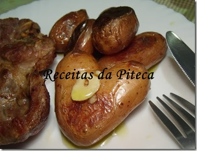 Batatas assadas com azeite e alho-coração empratado