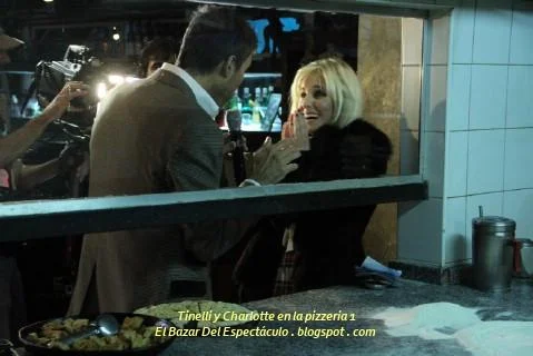 Tinelli y Charlotte en la pizzeria 1.jpg