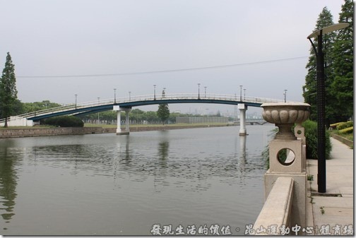 這座黃河路步行橋已經友好幾年了，橋面上也已經有些鏽蝕。