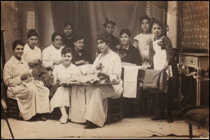 costureras-bordadoras en el Cabanyal-Canyamelar 1900 fotografiadas por Cayuela