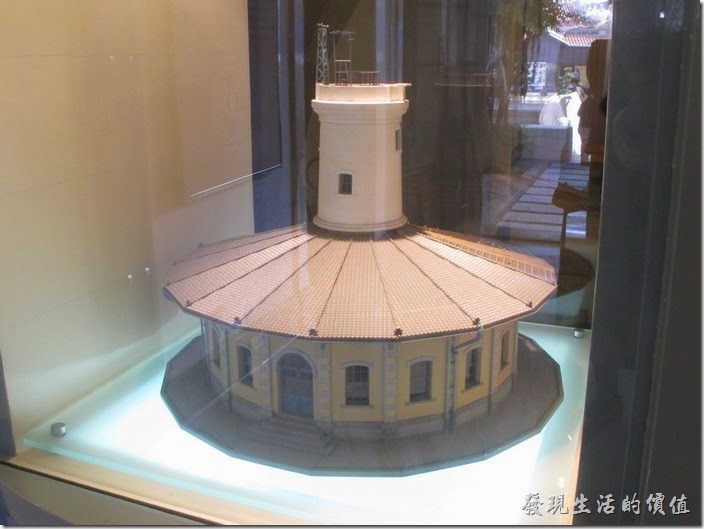 台南「南區氣象站」可以免費入內參觀，一進入大門有個按照比例一模一樣的建築模型，可以清楚的欣賞其圓形的建築。