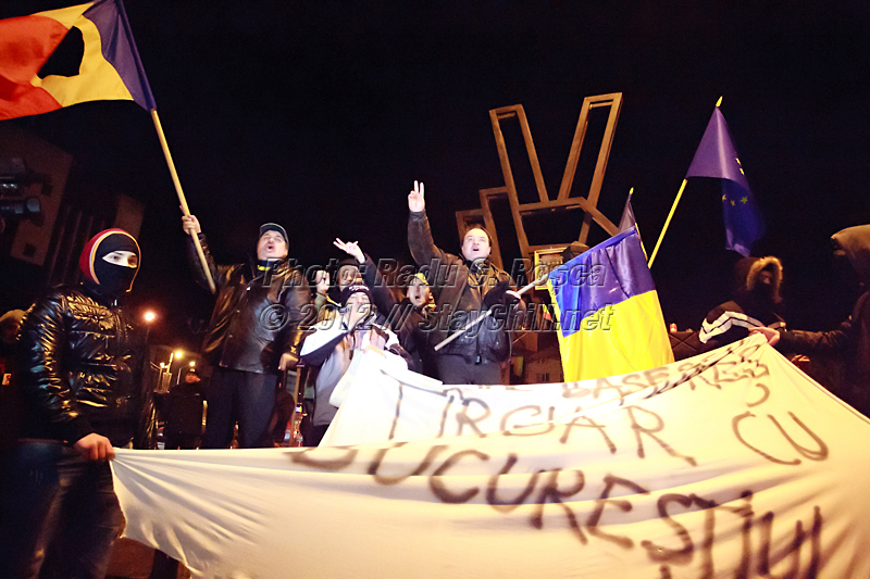 Aproximativ 300 de tirgumureseni protesteaza impotriva presedintelui Traian Basescu, a prim-ministrului Emil Boc si a guvernului României in centrul municipiului Tirgu Mures duminica 15 ianuarie 2012