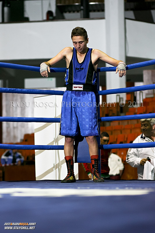 Un pugilist in timpul Campionatului National de Box ce se desfasoara in Sala Sporturilor din Targu Mures in perioada 27 iunie - 2 iulie 2011
